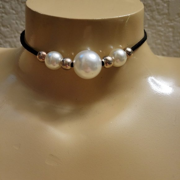 Stylish Faux Pearl & Suede Choker Necklace - Picture 7 of 7